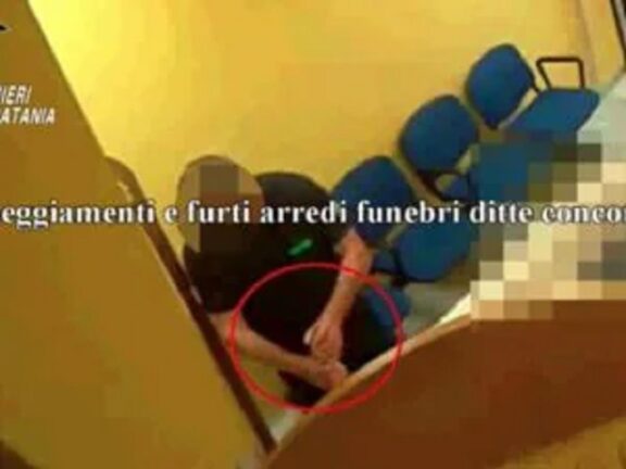 Salme e feti violati, come le onoranze funebri sabotavano i rivali