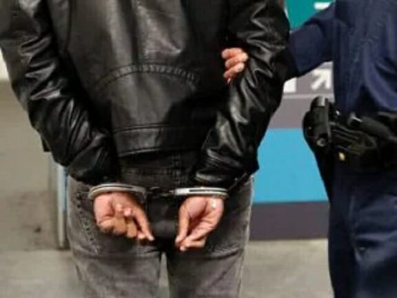 Massacra di botte la compagna e la colpisce con un trapano