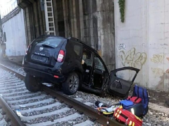 Auto precipita da un cavalcavia e finisce sui binari dell’alta velocità