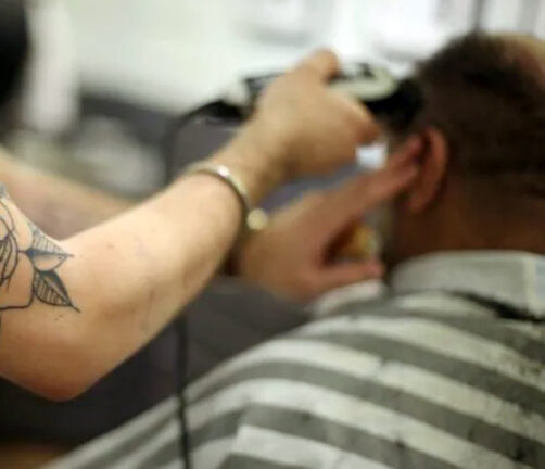 Irruzione dal barbiere, cliente massacrato da uomini incappucciati