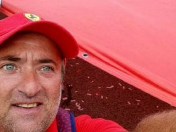 Lei gli dà un passaggio in moto: finiscono contro un camion. Lui muore