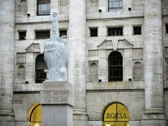 Milano, manager precipita da un palazzo in piazza Affari e muore sul colpo