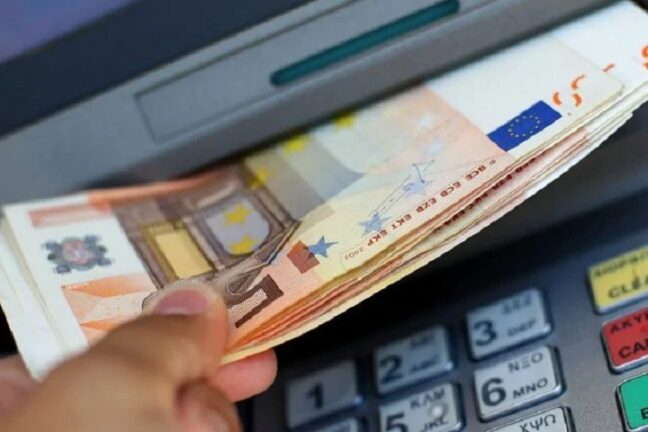 Rubano i dati delle carte di credito, poi svuotano i conti ai bancomat