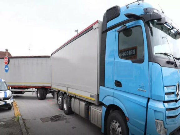 Tragedia stradale: muore a 18 anni investito da un camion