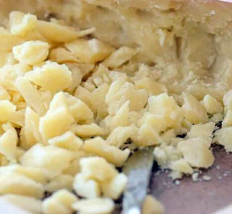 Soffoca mentre mangia pezzo di formaggio, morto 30enne: era in vacanza