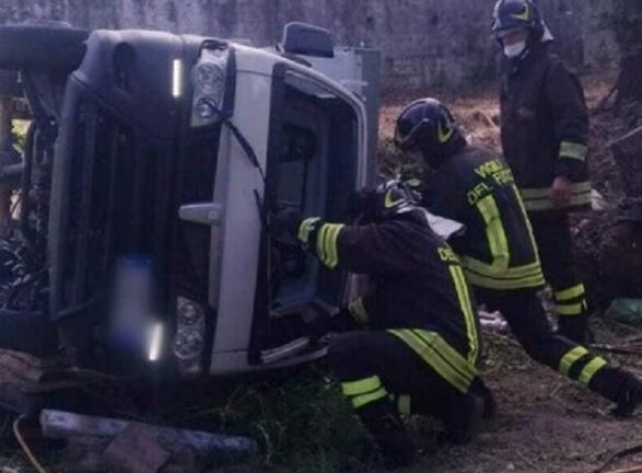 Mezzo per la raccolta dei rifiuti si ribalta: Gaetano De Meo muore a 41 anni