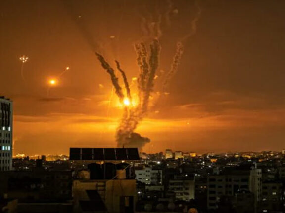 Gaza, proseguono i bombardamenti israeliani: 115 morti, 31 sono bambini