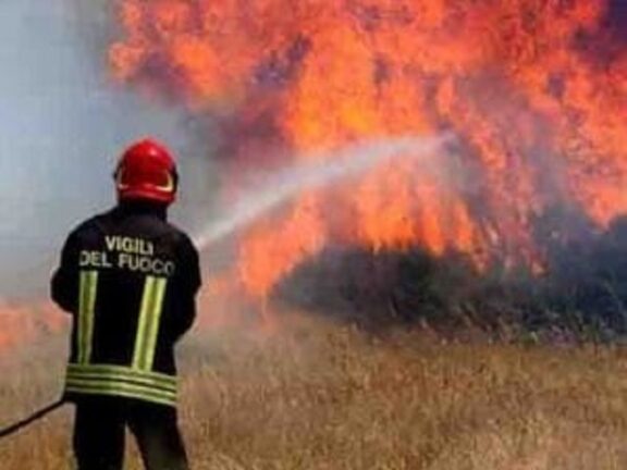 Avvolta dalle fiamme mentre brucia sterpaglie: Anna muore nell’incendio