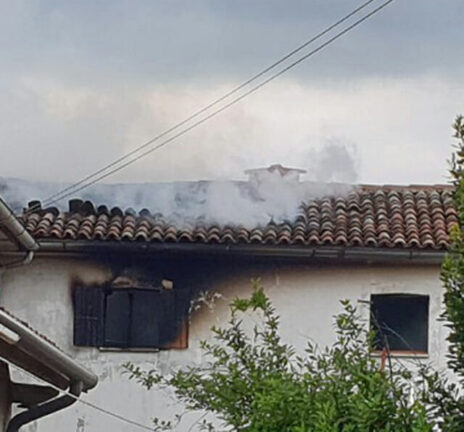 Fulmine colpisce casa, divampa l’incendio: 68enne muore tra le fiamme