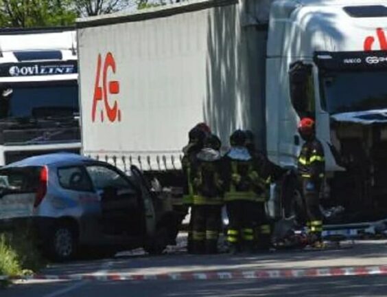 Frontale tra auto e camion: 22enne muore sul colpo