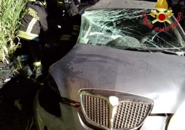 Violentissimo scontro tra due auto, muore un ventenne