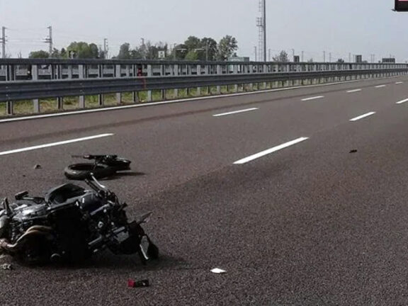 Incidente stradale, si schianta con la moto: muore 31enne