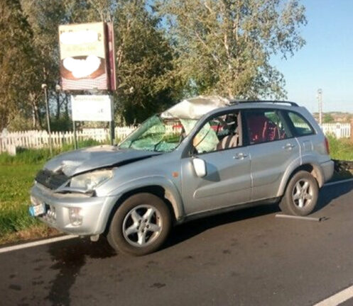 Furgone perde una lamiera che colpisce auto, muore una donna