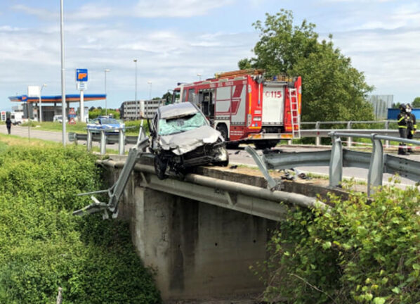 Tragico incidente: padre e figlia muoiono in uno scontro contro un’auto