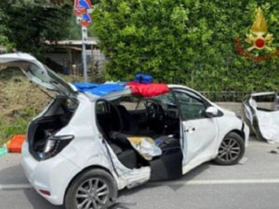 Tragico scontro tra auto e camion: cinque feriti, anche due bambini di 3 anni