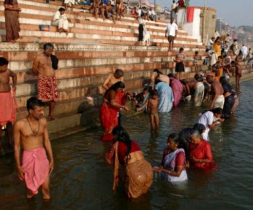 India, affiorano decine di cadaveri dalle acque del Gange