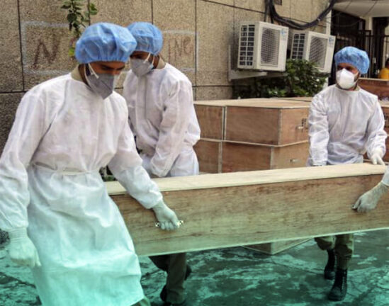 Morta di Covid, ma si sveglia nella bara prima di essere cremata