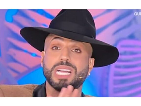 Jonathan Kashanian è una furia distrugge e umilia Fedez: “Sei ignorante”