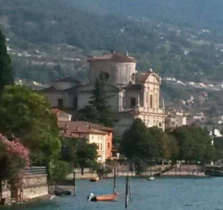 Uomo si getta dal traghetto e muore annegato: la tragedia sul lago d’Iseo