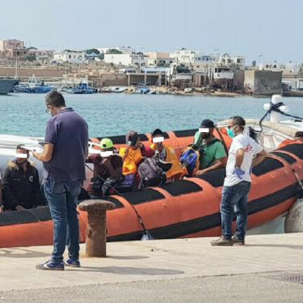 Sbarchi continui a Lampedusa, oltre 700 migranti in 24 ore