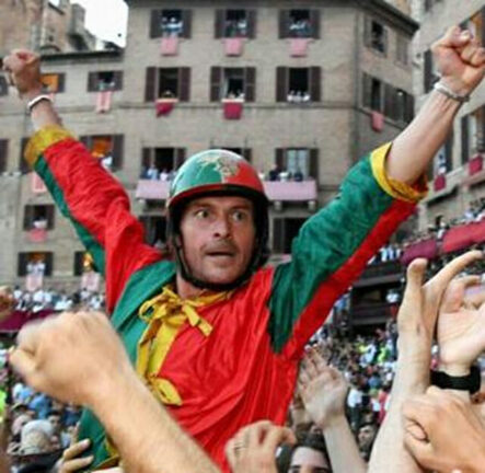 Muore a 44 anni in un incidente d’auto il fantino Andrea Mari