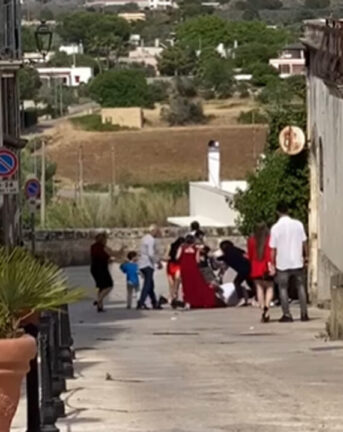 Matrimonio finisce in rissa: testimone e sposo si picchiano in strada. Video