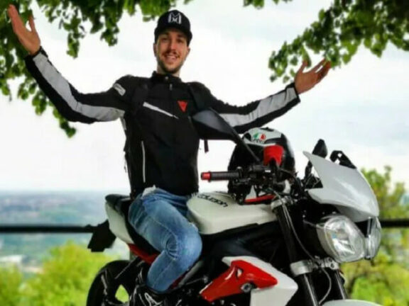 Perde il controllo della moto, si schianta contro il guardrail: muore a 25 anni