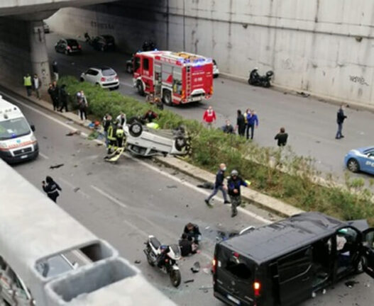 Incidente tra furgone, auto e moto: morta una ragazza, 2 feriti gravi