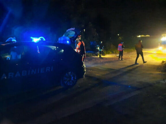 Auto sbanda e si ribalta: muore un 37enne. Feriti gravemente gli amici