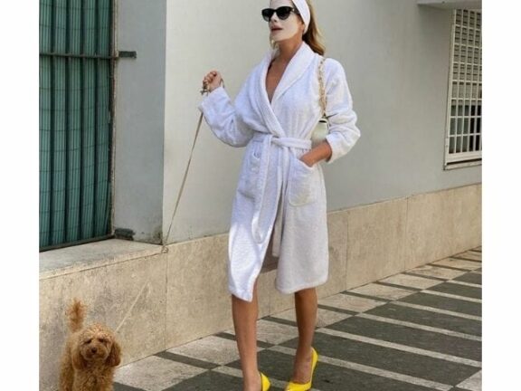 Alessia Marcuzzi esce di casa in accappatoio e annuncia: “Sono…”