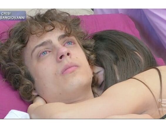 Sangiovanni di Amici scoppia in lacrime dopo il duro scontro