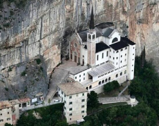 Precipita dal sentiero del santuario e muore davanti alla moglie