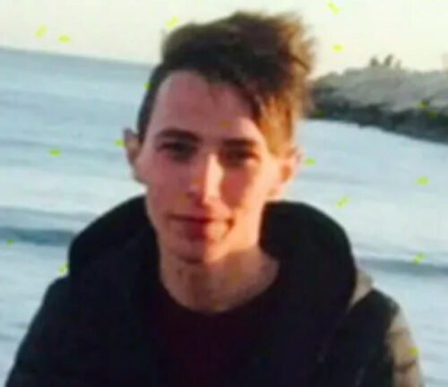 Auto contro palo: Stefano muore a 21 anni tra le braccia del papà