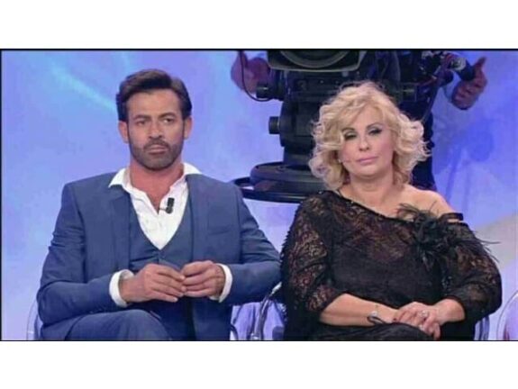 Tina Cipollari incidente in studio. Cade e Gianni Sperti riprende tutto!