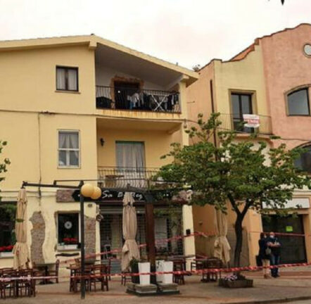 Accoltella l’ex e uccide il figlio di lei. E’ caccia all’uomo