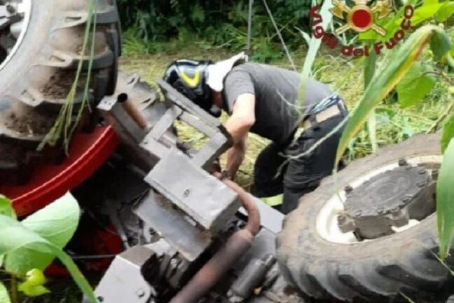 Trattore si ribalta e schiaccia il conducente: morto un 69enne