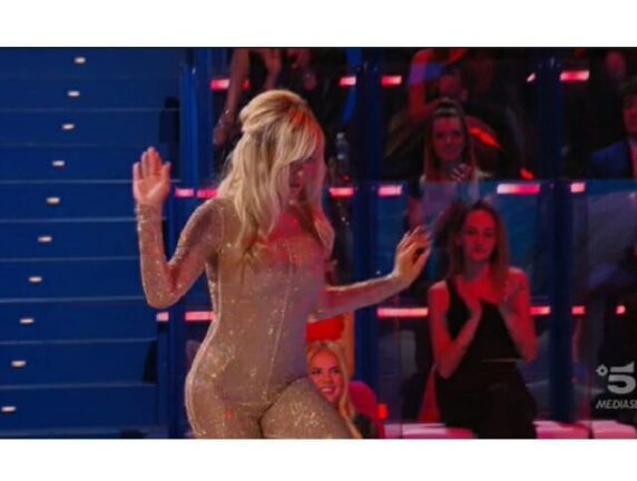 Vera Gemma sconvolgente: entra in studio con tutina e slip in vista