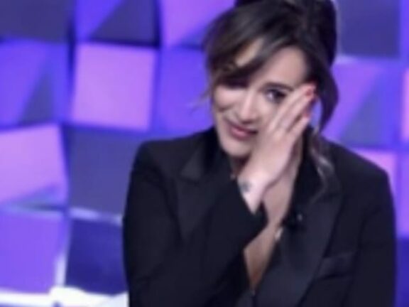 Rajae Bezzaz a Silvia Toffanin: “Devastata da abusi e molestie a 15 anni”