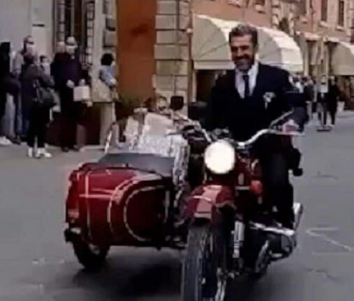 Luca Argentero e Cristina Marino: fuggono in sidecar