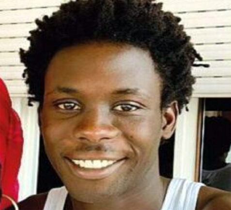 Si getta nel fiume per sfuggire alla polizia: muore annegato