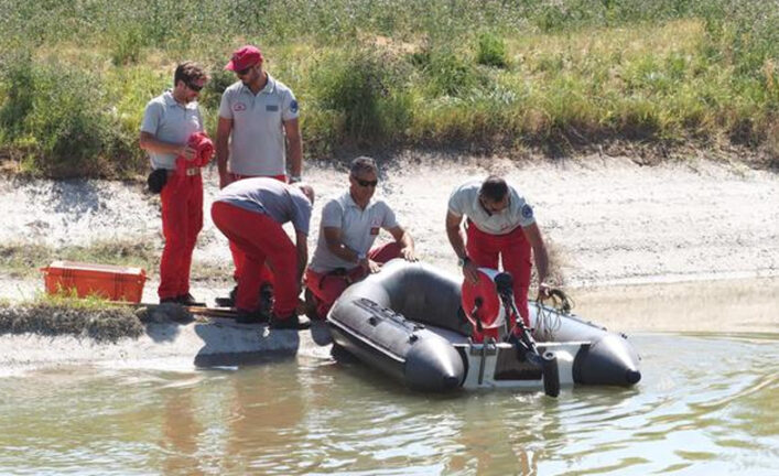 Due giovani si tuffano nel canale e muoiono: recuperati i cadaveri