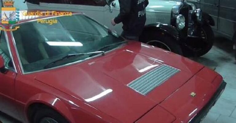 Reddito di cittadinanza, ma con la Ferrari in garage: denunciati