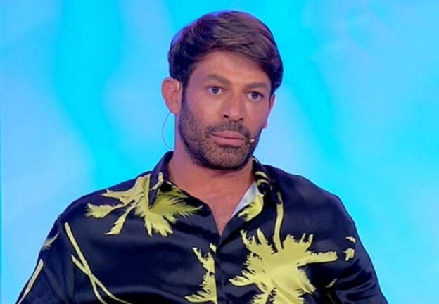 Gianni Sperti dopo le accuse sbotta: “Non me lo sono fatto”