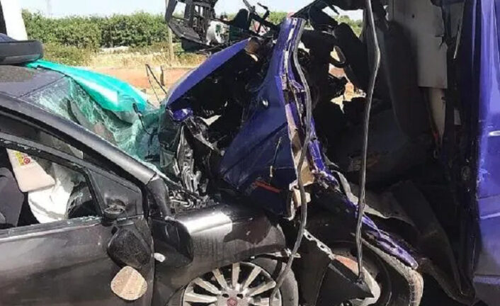 Scontro tra furgone e auto sulla strada provinciale 106: morti madre e figlio