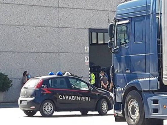 Operaio muore schiacciato da un pesante sacco di mangimi