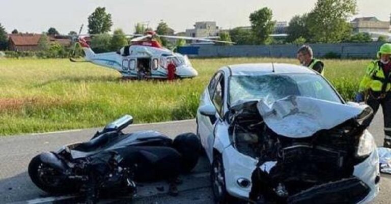 Si schianta in scooter contro un’auto, nulla da fare per il motociclista