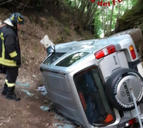 Incidente d’auto: coniugi incastrati nelle lamiere, perde la vita il marito