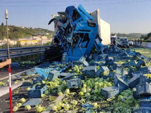 Incidente sull’A1 tra mezzi pesanti: carico di insalata invade l’autostrada