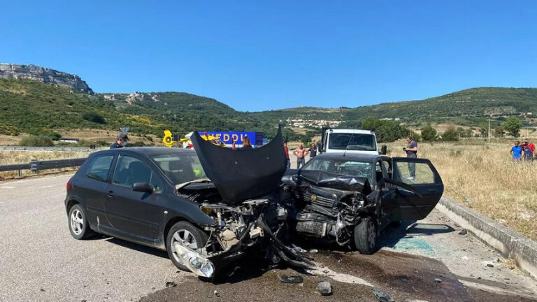 Finisce contro un’auto in sosta: muore uomo di 63 anni