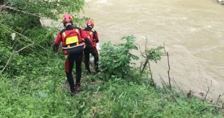 Fa kayak nel fiume con gli amici, 13enne muore annegato
